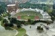 Conjunto do Parque Olímpico, que inovou a arquitetura esportiva com linguagem de vanguarda na periferia de Munique no início da década de 1970. Arquitetos Gunther Behnisch e Frei Otto