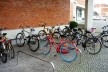 Bicicletas estacionadas em frente ao Museu de Artes Decorativas de Belim. Destaque para a bicicleta personalizada em vermelho com bolinhas brancas. Berlim, Alemanha, dezembro 2009