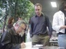 Montaner autografando livros
