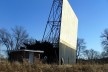 A tela de cinema drive-in abandonado na rota 66, próximo de Sapulpa, Oklahoma