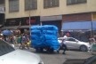 Rua 25 de Março, ambulante do tipo móvel carregando carrinho no final do expediente, São Paulo SP