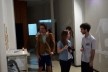 Exposição Projeto Imóvel, artista Andre Sztutman (à direita) entre amigos dentro de sua instalação