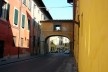 Rua de Pisa com suas edificações coloridas. Pisa, Itália. Agosto/2010