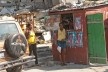 Porto Príncipe, Haiti, 2011. A população tenta retomar a vida com os escombros compondo a paisagem da cidade