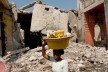 Porto Príncipe, Haiti, 2010. A população tenta retomar a vida com os escombros compondo a paisagem da cidade