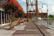 Figura 2 – Detalhe do passeio junto aos diques e os armazéns portuários reciclados em Puerto Madero, Buenos Aires