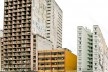 Conjunto de prédios na região central de São Paulo. Da esquerda para a direita, uma ocupação irregular objeto de retrofit através da Sehab, um edifício enquadrado no tema deste artigo, um imóvel privado e um edifício habitacional plenamente ocupado