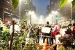 Manifestação na Avenida Paulista vista da Horta do Ciclista, trabalho do grupo “Hortelões Urbanos”