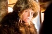 Jennifer Jason Leigh, como Daisy Domergue