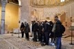 Interior da Basílica, turistas, afrescos e mosaicos