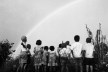 Crianças apreciando o arco-íris, Chácara Arara, Londrina PR, 1950