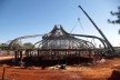 Fundação Darcy Ribeiro. Montagem da estrutura de cobertura. Instituto Brasileiro de Tecnologia do Habitat, Arquiteto João Filgueiras Lima, Lelé. Brasília DF, Brasil, 2010