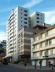 Prédio da figura anterior, introduzindo uma nova ruptura: base ocupando 90% do terreno. 3 edifícios, 3 planos diretores diferentes. A imagem do bairro das fotos anteriores está perdida