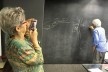 Ruth Verde Zein fotografando Ruy Ohtake, que desenha em giz croquis da Embaixada do Brasil e da Casa do Embaixador no Japão