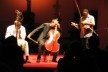 Ballaké Sissoko (Mali) tocando Cora, instrumento erudito africano; Vicent Segal (França), ao violoncelo; Naná Vasconcelos (Brasil), ao berimbau