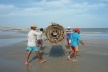 Bitupitá, Ceará. Pescadores levando para o mar a malha do curral de pesca
