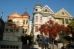 Casas vitorianas do bairro Alamo Squaro, objetos de estudo do livro MOUDON, A. V. Built for Change: Neighborhood Architecture in San Francisco