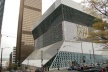 Biblioteca pública de Seattle, projeto de Rem Koolhaas, com o estuário Puget ao fundo