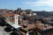 Porto, vista panorâmica a partir do Miradouro da Vitória, presença de edificações reabilitadas e outras em mal estado de conservação; ao fundo colina da Sé e rio Douro