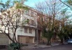 Prédio antigo, com grande aumento de densidade, mas adaptado a configuração do bairro. Possui 18 apartamentos, mais do que o edifício da foto anterior. Não há reclamação da vizinhança