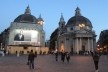 Uso de tapumes, telas com impressões e publicidade sobre a fachada da Basilica de Santa Maria in Montesanto em recuperação, Piazza del Popolo, Roma