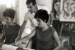 Amaury Menezes, pintor, fotógrafo e ex-diretor da Escola de Artes e Arquitetura, orientando alunas da Escola goiana de Belas Artes, década de 1960