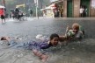 São Paulo: Pangéa - Garotos na chuva no centro de São Paulo