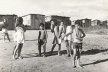Meninos (quase todos descalços) no \"Morro do Urubu\" - Vila do IAPI, Núcleo Bandeirante - junho de 1971