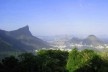 Vista do Parque Nacional da Tijuca, Cristo Redentor (esquerda) e Pão de Açúcar (ao centro): colinas reflorestadas e a cidade