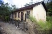 Patrimônio ferroviário, casa edificada em 1950 pela Estrada de Ferro Central do Brasil, depois Rede Ferroviária Federal S.A, atualmente extinta. Em estado precário de conservação