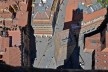 Centro Histórico de Bolonha, projeção da Torre Asinelle sobre a Torre Garisenda na Piazza Ravegnana