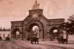 Puerta Norte de la Necrópolis habanera, fotografía de la época de la inauguración