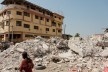 Porto Príncipe, Haiti, 2010. A população tenta retomar a vida com os escombros compondo a paisagem da cidade