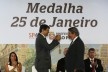 Representando o Instituto Bardi, Renato Anelli recebe de Fernando Haddad a medalha outorgada a Lina Bo Bardi