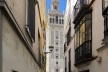 La Giralda, construção almohade concluída em 1198 e reformada pelos católicos em 1568, sob projeto do arquiteto Hernán Ruiz o jovem, para receber a torre sineira da Catedral