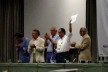 Arquitetos Jayme Zettel, Miguel Pereira, João Filgueras Lima, Haroldo Pinheiro e Severiano Porto aplaudem de pé o Documento \"Declaração do Rio\" na solenidade de encerramento do XVII CBA, no Rio Centro