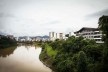 Blumenau. Vista do Rio Itajaí-Açu e da Avenida Beira-rio a partir da Ponte Aldo Pereira Andrade / Ponte de Ferro. Ao centro, a Catedral de São Paulo Apóstolo, junto a torre de sinos – arquiteto Gottfried Böhm; à extrema direita, a Prefeitura Municipal