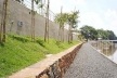 Rua do Porto, ajuste do talude da margem com arrimo em pedra basalto característica da região, delimitando o percurso da trilha e servindo como banco contínuo