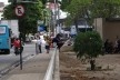 Por falta de mobiliário, estudantes sentam na mureta do Liceu Paraibano
