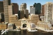 Figura 14 – A grande escala do complexo de uso misto em Rowes Wharf, Boston, não impede o acesso à água, onde estão restaurantes, piers públicos e slips para barcos particulares. Arquitetos: Skidmore,Owins & Merrill