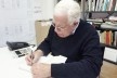 Peter Eisenman assinando o livro A Revisão do Movimento Moderno? Arquitetura no Rio Grande do Sul dos anos 1980de Sérgio Marques, do qual ele ganhou um exemplar com indicação de projeto seu incluído no livro