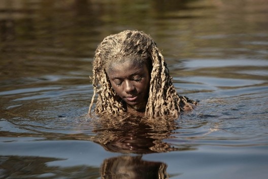 Fotograma do filme Besouro, direção de João Daniel Tikhomiroff