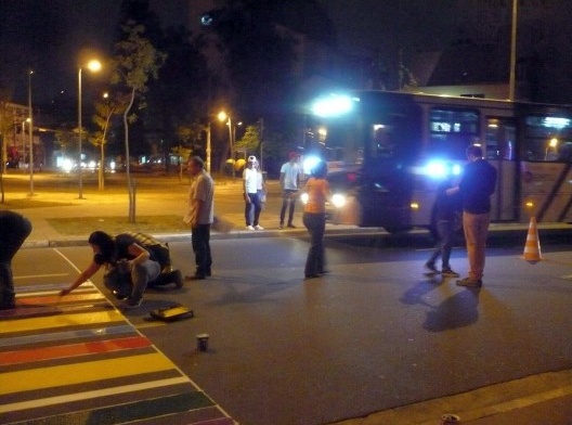 As equipes se organizando para a construção da faixa. À esquerda a equipe de finalização. À direita a equipe de controle de fluxo da via