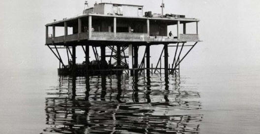 Cena do filme A incrível história da Ilha das Rosas, direção de Sydney Sibilia, 2020