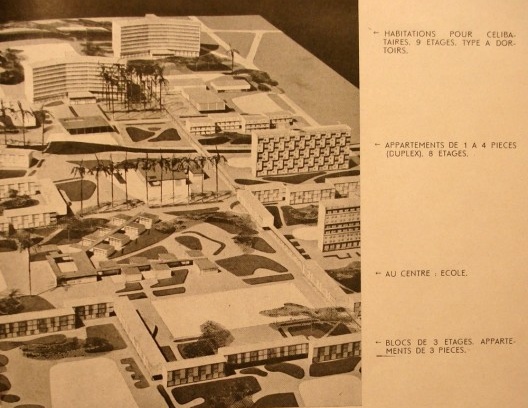 Fotografia da maquete da área habitacional com as três tipologias: no primeiro plano, os edifícios de três pavimentos; à direita, o edifício de oito pavimentos e ao fundo, os blocos dormitórios