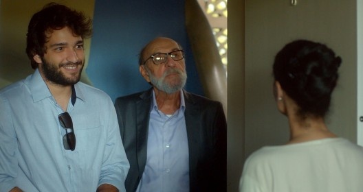 Diego e Geraldo, neto e avô da família Bonfim, conversam com Clara, cena do filme Aquarius, filme de Kleber Mendonça Filho