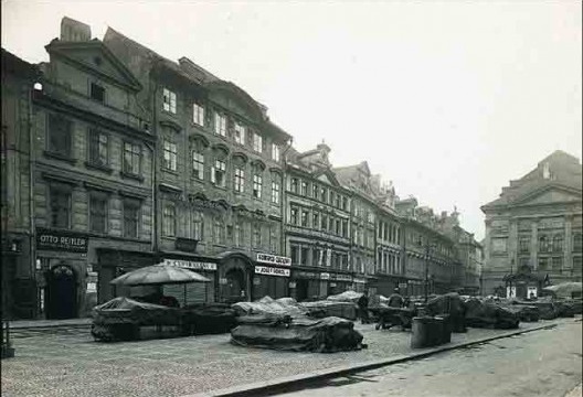 Praça onde seria construída a Galeria Myslbek, antes da demolição dos sobrados, Praga, 1929