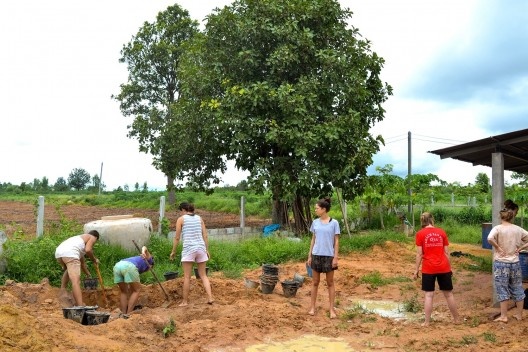 Coleta de material disponível no próprio terreno para a produção da massa de adobe, Tailândia, agosto, 2016