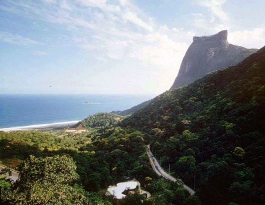 Vista aérea da Casa Canoas na paisagem