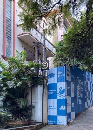Tapume publicitário de construtora em Porto Alegre RS